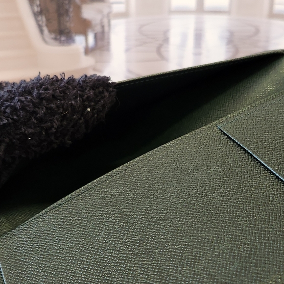 Louis Vuitton Long Wallet Taiga ALMOST PERFECT. - Picture 10 of 16